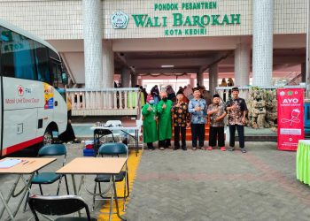 Bakti sosial donor darah pada peringatan Hari Amal Bhakti (HAB) Kementerian Agama ke-77 di Ponpes Wali Barokah Kediri, Rabu (16/11). Dok: LINES.