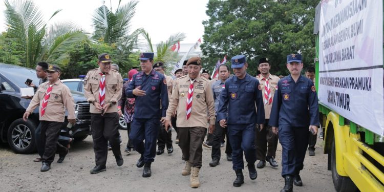 Kepala BNPT Komjen Pol Boy Rafli Amar dan Ketua Kwarda Pramuka Jatim Arum Sabil menuju lokasi peresmian Warung NKRI di Jember. Dok: LINES.