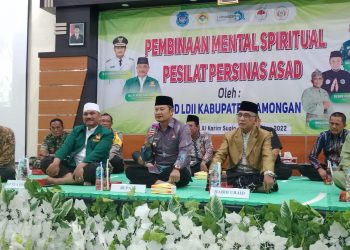 Bupati Lamongan H Yuhronur Efendy beri arahan pada 300 pesilat Persinas ASAD di Aula Al Karim PC LDII Kecamatan Sugio, Kamis (15/12). Dok: LINES.