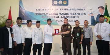 Kejaksaan Negeri Kejari Jember berkolaborasi dengan LDII melalui Program Jaksa Masuk Pesantren mengenalkan tentang hukum pada santri Ponpes Al Manshurin Patrang Rabu 3011 Dok LINES