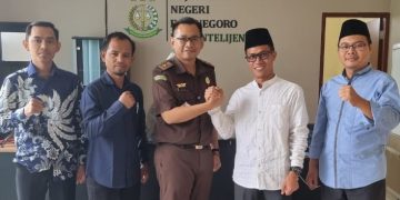 Kasi Intelejen Reza Aditya Wardhana mewakili Kepala Kejaksaan Negeri Bojonegoro menerima kunjungan jajaran DPD LDII Bojonegoro Rabu 2812 Dok LINES