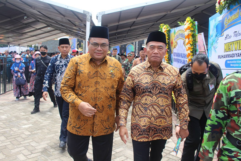 Ketua DPW LDII Jawa Timur KH Moch Amrodji Konawi bersama Menko Pembangunan Manusia dan Kebudayaan (PMK) Muhadjir Effendy, saat menghadiri Musywil ke16 Muhammadiyah Jatim, di Alun-Alun Ponorogo. Dok: LINES.