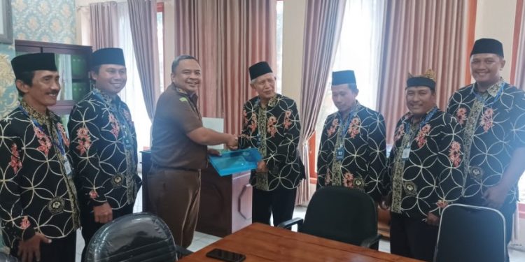 DPD LDII Banyuwangi menggandeng Kejaksaan Negeri (Kejari) Banyuwangi dalam meningkatkan kesadaran hukum bagi masyarakat, Kamis (29/12). Dok: LINES.