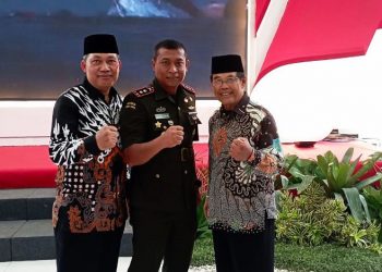 Ketua DPD LDII Kota Kediri (kiri) H Agung Riyanto dan H Usman Arif bersama Dandim 0809/Kediri Letkol Inf Ruly Eko Suryawan. Dok: LINES.