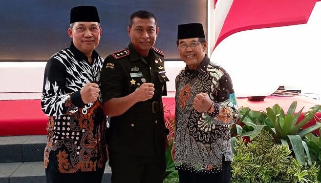 Ketua DPD LDII Kota Kediri (kiri) H Agung Riyanto dan H Usman Arif bersama Dandim 0809/Kediri Letkol Inf Ruly Eko Suryawan. Dok: LINES.