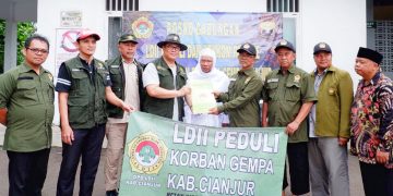 Ketua DPW LDII Jabar Dicky Harun menyalurkan bantuan untuk korban gempa Cianjur Minggu 412 Dok LINES