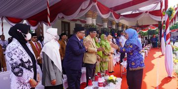 Ketua DPW LDII Jawa Timur mengikuti upacara peringatan Hari Guru Nasional HUT ke 77 PGRI dan HUT ke 51 KORPRI di Halaman Gedung Negara Grahadi Surabaya Senin 512 Dok LINES