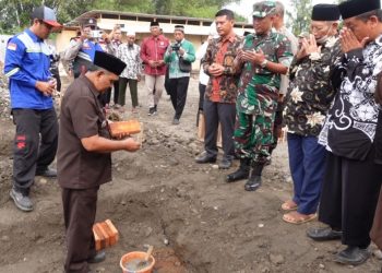 Peletakan batu pertama pembangunan Rusun santri Ponpes Pondok Blawe oleh Camat Purwoasri Nur Said, Selasa (27/12). Dok: LINES.