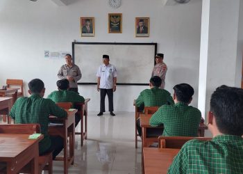 Polsek Pesantren sosialisasikan tentang keamanan dan ketertiban masyarakat di SMK AL Manshurin, Rabu (7/12). Dok: LINES.