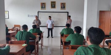 Polsek Pesantren sosialisasikan tentang keamanan dan ketertiban masyarakat di SMK AL Manshurin Rabu 712 Dok LINES