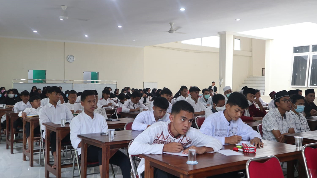 Para santri Ponpes Al Manshurin menerima pengenalan hukum oleh Kejari Jember. Dok: LINES.