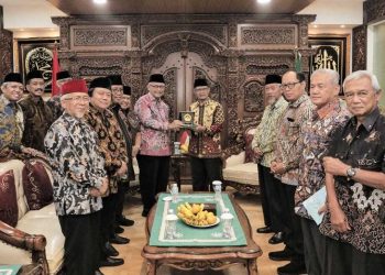 Ketua Umum PP Muhammadiyah KH Haedar Nashir dan Ketua Umum DPP LDII KH Chriswanto Santoso bertemu dalam rangka silaturahim di kantor PP Muhammadiyah, Menteng, Jakarta Pusat, pada Rabu (11/1). Foto: LINES.