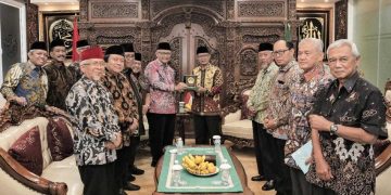 Ketua Umum PP Muhammadiyah KH Haedar Nashir dan Ketua Umum DPP LDII KH Chriswanto Santoso bertemu dalam rangka silaturahim di kantor PP Muhammadiyah Menteng Jakarta Pusat pada Rabu 111 Foto LINES