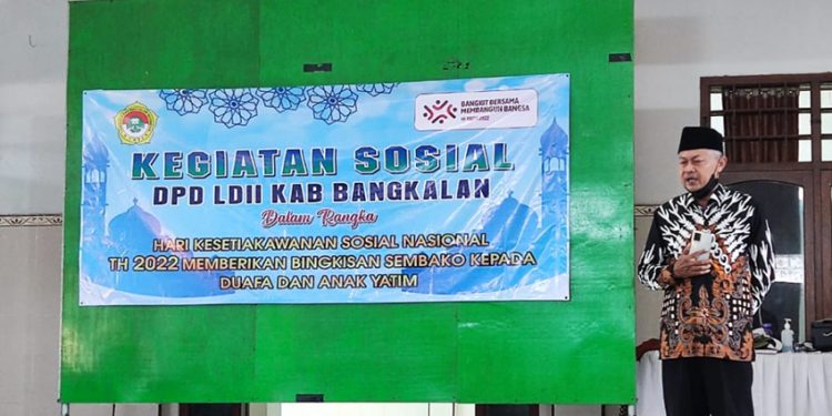 DPD LDII Bangkalan menyalurkan santunan sembako kepada para dhuafa dan anak yatim bertepatan peringatan Hari Kesetiakawanan Sosial Nasional (HKSN) 2022, Selasa (20/12). Dok: LINES.
