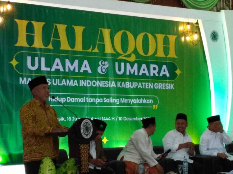 Majelis Ulama Indonesia MUI Kabupaten Gresik menggelar Halaqah Ulama dan Umara bertempat di aula Masjid Agung Gresik MAG Sabtu 1012 Foto LINES