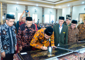 Bupati Sidoarjo Ahmad Muhdlor Ali meresmikan Gedung Barokah di Pondok Pesantren Al-Barokah binaan LDII, Sruni, Gedangan, Minggu (15/2). Dok: LINES.