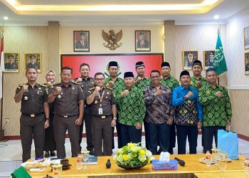 Pengurus DPD LDII Nganjuk mengunjungi kantor Kejaksaan Negeri (Kejari) Nganjuk, Senin (9/1). Dok: LINES.