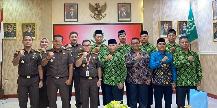 Pengurus DPD LDII Nganjuk mengunjungi kantor Kejaksaan Negeri (Kejari) Nganjuk, Senin (9/1). Dok: LINES.