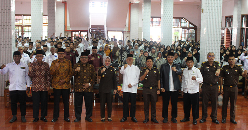Kejari Kediri bersama santri Ponpes Wali Barokah Kediri. Dok: LINES.