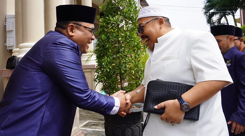 Ketua DPW LDII Jawa Timur KH Moch Amrodji Konawi bersama Ketua PBNU KH Ahmad Fahrur Rozi saat mengisi Pengajian Pemuda LDII Membangun Ukhuwah Islamiyah di Malang, Sabtu (29/10/2022). Dok: LINES.