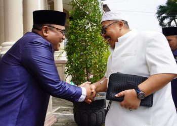Ketua DPW LDII Jawa Timur KH Moch Amrodji Konawi bersama Ketua PBNU KH Ahmad Fahrur Rozi saat mengisi Pengajian Pemuda LDII Membangun Ukhuwah Islamiyah di Malang, Sabtu (29/10/2022). Dok: LINES.