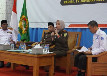 Kepala Kejaksaan Negeri Kota Kediri, Novika Muzairah Rauf ajak santri Ponpes Wali Barokah sadar hukum, Kamis (19/1). Dok: LINES.