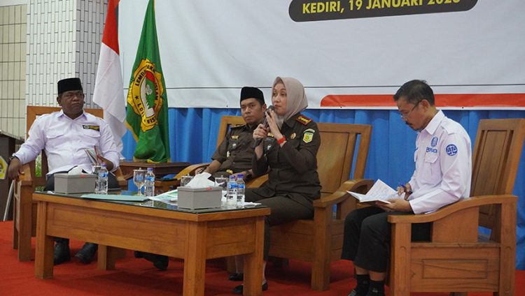 Kepala Kejaksaan Negeri Kota Kediri Novika Muzairah Rauf ajak santri Ponpes Wali Barokah sadar hukum Kamis 191 Dok LINES