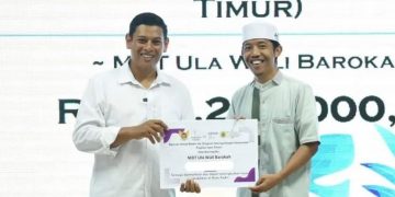 Pengurus MDT Ulya Wali Barokah Daud Soleh menerima Bansos dari Wali Kota Abdullah Abu Bakar Senin 1212 Dok LINES