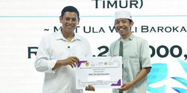 Pengurus MDT Ulya Wali Barokah Daud Soleh menerima Bansos dari Wali Kota Abdullah Abu Bakar, Senin (12/12). Dok: LINES.