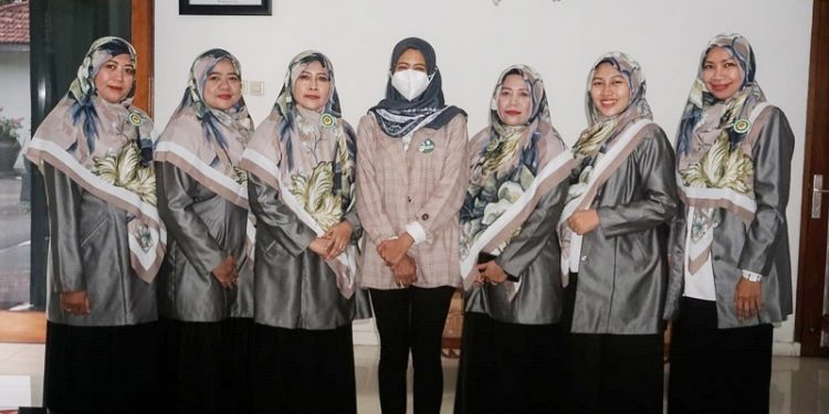 Pengurus Wanita LDII Kota Kediri silaturahim dengan Ketua Tim Penggerak Pemberdayaan dan Kesejahteraan Keluarga (TP PKK) Kota Kediri , Ferry Silviana di Ruang Kilisuci Pemkot Kediri, Rabu (25/1). Dok: LINES.