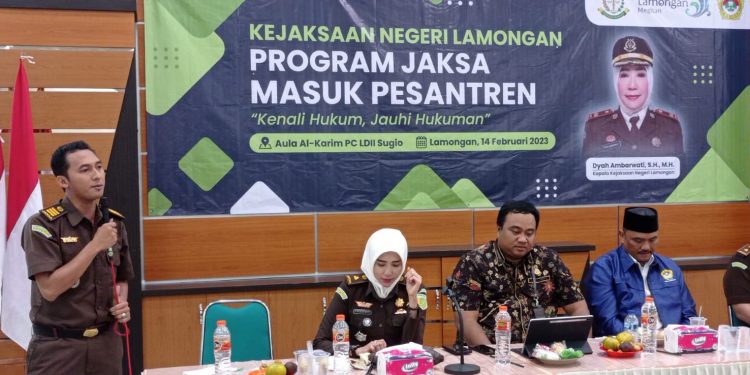 DPD LDII Lamongan adakan Pengajian Hukum bagi pemuda dan santri di Aula Al Karim Kecamatan Sugio, Lamongan, Selasa (14/2).
