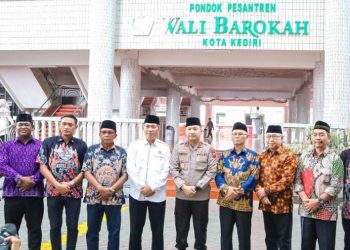Kapolres Kediri Kota AKBP Teddy Chandra silaturahim ke Ponpes Wali Barokah, Rabu (25/1). Dok: LINES.