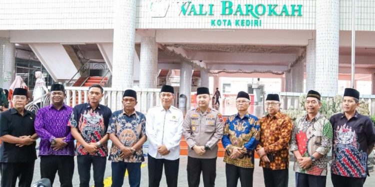 Kapolres Kediri Kota AKBP Teddy Chandra silaturahim ke Ponpes Wali Barokah, Rabu (25/1). Dok: LINES.