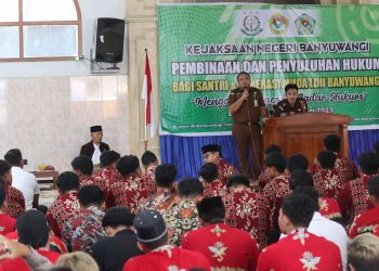 Kejaksaan Negeri (Kejari) Banyuwangi memberikan pembinaan dan penyuluhan hukum bagi santri dan generasi muda di Pondok Pesantren Mahasiswa Nurul Huda, Kelurahan Karangrejo, Banyuwangi, Rabu (25/1). Dok: LINES.