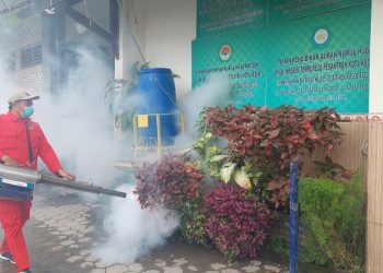 Dinas Kesehatan Kota Kediri melalui Puskesmas Ngletih melakukan fogging di lingkungan Ponpes Nurul Huda Al Manshurin, Senin (13/2). Dok: LINES.