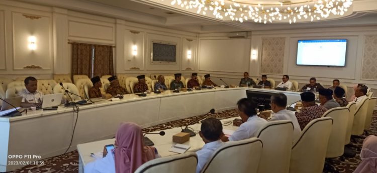 Forum Komunikasi Pimpinan Daerah Forkompimda dan Majelis Ulama Indonesia MUI Pamekasan Jawa Timur mengajak ormas ormas Islam termasuk LDII bersinergi mencegah masuknya paham menyimpang pada kegiatan Forum Group Discussion FGD yang dilaksanakan di Ruang Wahana Bina Praja Kantor Bupati Pamekasan Rabu 12