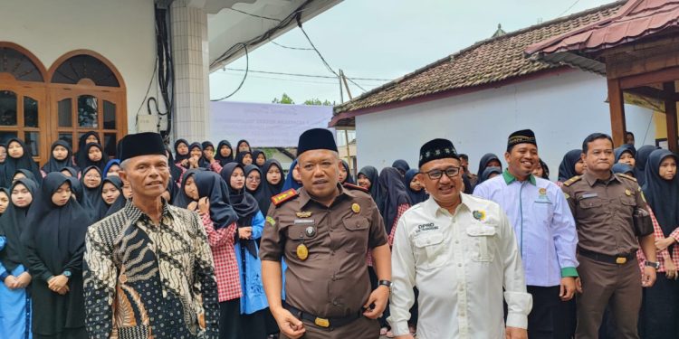 Kunjungi Ponpes Luhur Sulaiman, Kajari Tulungagung Sosialisasikan Empat Pilar Kebangsaan pada Rabu (15/2).