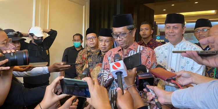Jumpa pers Menteri Koordinator Politik Hukum dan Keamanan RI (Menkopolhukam) Mahfud MD usai Tadarus Kebangsaan, di Hotel Royal Kuningan, Jakarta (25/3). Dok : Lines