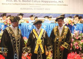 Prof. Dr. Ir. Dedid Cahya Happyanto, MT dikukuhkan sebagai Guru Besar Politeknik Elektronika Negeri Surabaya (PENS) di Ruang Auditorium, Gedung Pascasarjana PENS, Surabaya, Selasa (21/3). Dok: LINES.