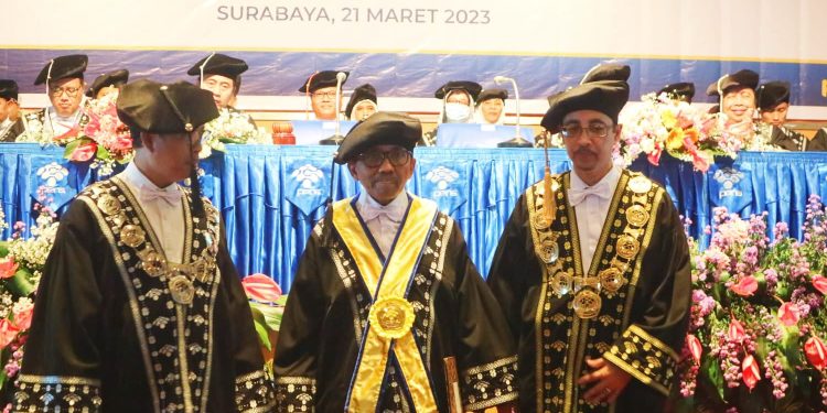 Prof. Dr. Ir. Dedid Cahya Happyanto, MT dikukuhkan sebagai Guru Besar Politeknik Elektronika Negeri Surabaya (PENS) di Ruang Auditorium, Gedung Pascasarjana PENS, Surabaya, Selasa (21/3). Dok: LINES.