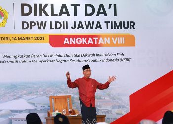 Pengasuh Ponpes Al Ubaidah Kertosono, Nganjuk, Habib Ubaidillah Al Hasany memberi pembekalan para juru dakwah pada Diklat Dai Angkatan VIII di Ponpes Wali Barokah, Kediri, Selasa (14/3). Dok: LINES.