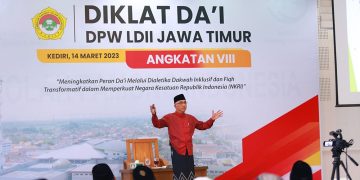 Pengasuh Ponpes Al Ubaidah Kertosono Nganjuk Habib Ubaidillah Al Hasany memberi pembekalan para juru dakwah pada Diklat Dai Angkatan VIII di Ponpes Wali Barokah Kediri Selasa 143 Dok LINES