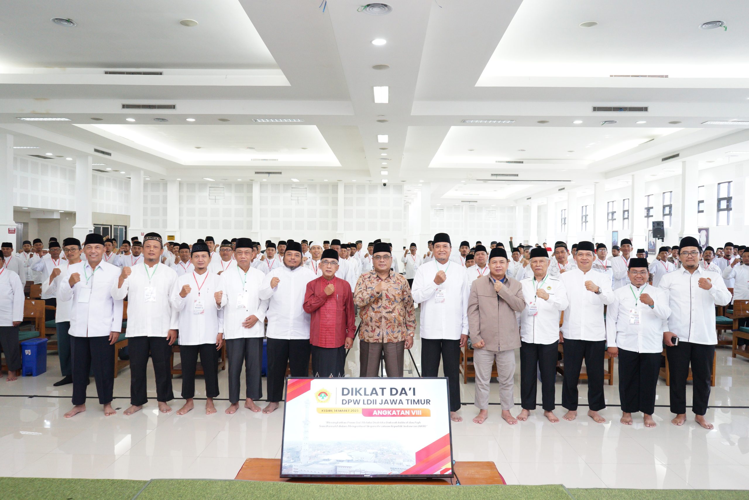 Pengurus DPW LDII Jawa Timur bersama peserta Diklat Dai Angkatan VIII. Dok: LINES.