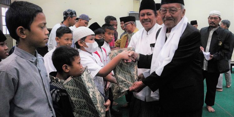 DPD LDII Kota Surabaya adakan acara santunan anak yatim pada Minggu (9/4) di Aula Pondok Pesantren Sabilurrosyiddin, Surabaya. Dok : Lines.