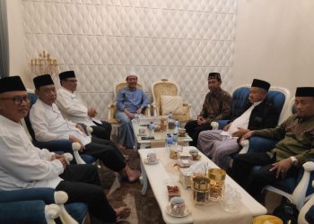 Ketua DPW LDII Amrodji Konawi didampingi pengurus harian, saat silaturahim Syawal di Kediaman KH. Hasan Mutawakkil Alalloh Ketum MUI Jatim di Probolinggo, pada 25 April 2023.