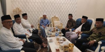 Ketua DPW LDII Amrodji Konawi didampingi pengurus harian saat silaturahim Syawal di Kediaman KH Hasan Mutawakkil Alalloh Ketum MUI Jatim di Probolinggo pada 25 April 2023
