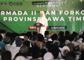 Gubernur Jawa Timur Khofifah Indar Parawansa memburu lailatul qadar dari KRI Surabaya-591, Selasa (11/4). Dok: LINES.