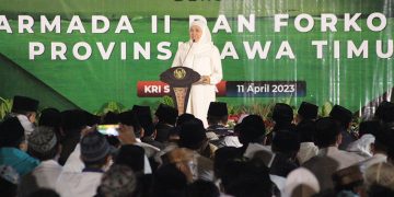 Gubernur Jawa Timur Khofifah Indar Parawansa memburu lailatul qadar dari KRI Surabaya 591 Selasa 114 Dok LINES