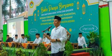 Buka puasa bersama Pondok Pesantren Ponpes Wali Barokah dan LDII Kota Kediri serta santunan anak yatim dan dhuafa di halaman Kantor Ponpes Wali Barokah Rabu 124 Dok  LINES