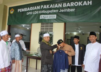 DPD LDII Kabupaten Jember bagikan pakaian barokah kepada Dhuafa di Bulan Ramadhan pada (8/4). Dok : LINES.